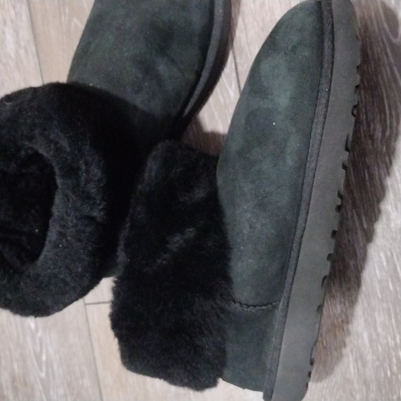 UGG black shearling ankle boots. In great condition. Size 10 - Picture 4 of 8